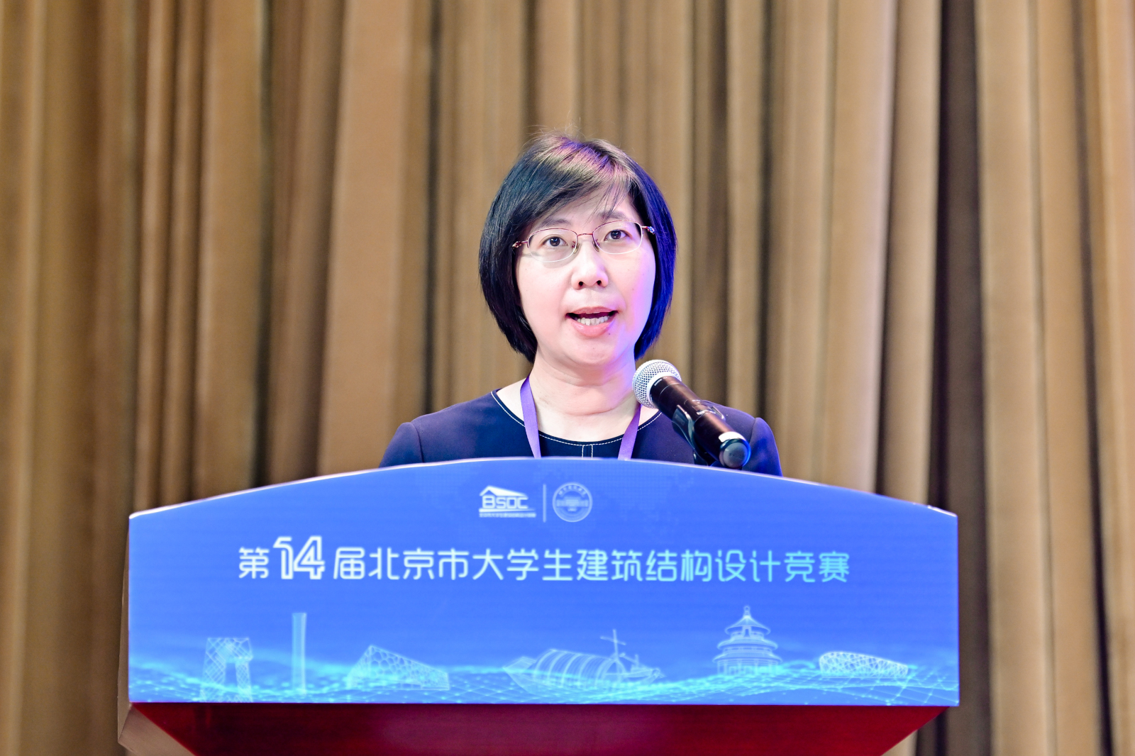 校团委书记康健主持会议.jpg