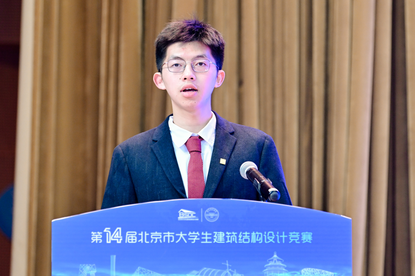 学生郭明智代表参赛队员宣誓.jpg